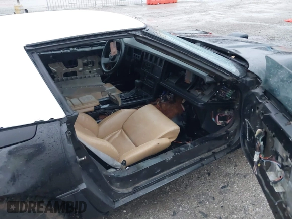 1987 Chevrolet Corvette z VIN 1G1YY3184H5124409, wystawiony jako IAAI lot #41518101 z przebiegiem 121 592 mil mil oraz . Historia ofert i sprzedaży dostępna na DreamBid. Obrazek 5.