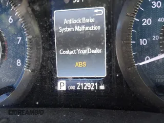 2018 Toyota Sienna LE Auto Access Seat with VIN 5TDKZ3DC4JS925755, listed as a IAAI auction lot 41887172 with 212,921 mi miles. Bid and sale history available at carsss.com. Image 15.