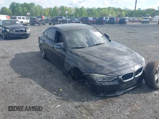2013 BMW 3 Series 335i xDrive z VIN WBA3B9G54DNR89987, wystawiony jako IAAI lot #42159592 z przebiegiem 165 999 mil mil oraz . Historia ofert i sprzedaży dostępna na DreamBid. Obrazek 1.