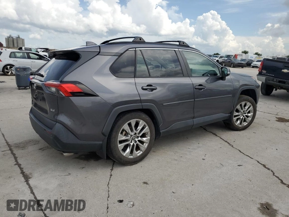 2021 Toyota RAV4 XLE Premium z VIN 2T3C1RFV2MC169635, wystawiony jako Copart lot #60987995 z przebiegiem Nie podano mil oraz Szkoda całkowita • Salvage title. Historia ofert i sprzedaży dostępna na DreamBid. Obrazek 3.