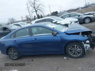 2024 Kia Forte LXS z VIN 3KPF24AD9RE822457, wystawiony jako IAAI lot #41235294 z przebiegiem 5 612 mil mil oraz . Historia ofert i sprzedaży dostępna na DreamBid. Obrazek 13.