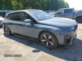 2022 BMW iX xDrive50 z VIN WB523CF00NCK44547, wystawiony jako Copart lot #55262775 z przebiegiem 22 664 mil mil oraz Szkoda całkowita • Salvage title. Historia ofert i sprzedaży dostępna na DreamBid. Obrazek 4.