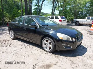 2013 Volvo S60 T5 Premier z VIN YV1612FS8D2206831, wystawiony jako IAAI lot #42409968 z przebiegiem 131 992 mil mil oraz . Historia ofert i sprzedaży dostępna na DreamBid. Obrazek 1.