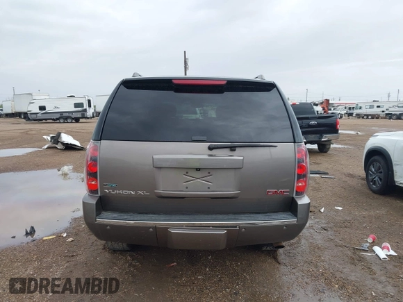 2012 GMC Yukon XL Denali with VIN 1GKS2MEF8CR184664, listed as a IAAI auction lot 41901537 with 208,500 mi miles. Bid and sale history available at carsss.com. Image 17.