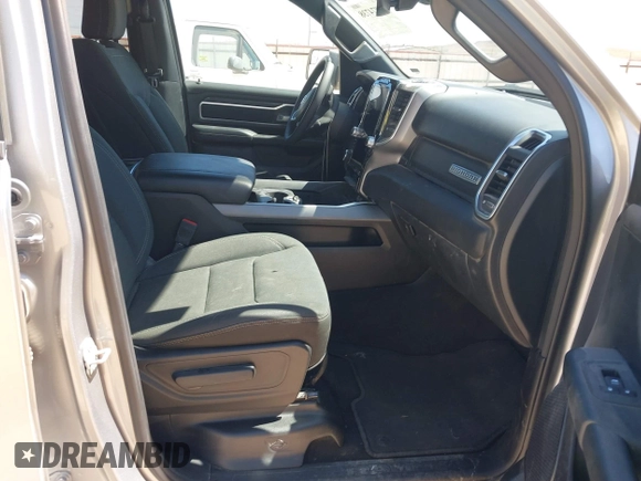 2025 Ram 1500 Big Horn z VIN 1C6SRFFP9SN581193, wystawiony jako IAAI lot #41874738 z przebiegiem 27 347 mil mil oraz . Historia ofert i sprzedaży dostępna na DreamBid. Obrazek 5.