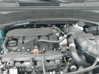2025 Kia Seltos SX z VIN KNDETCA79S7692859, wystawiony jako IAAI lot #43076115 z przebiegiem 4 622 mil mil oraz . Historia ofert i sprzedaży dostępna na DreamBid. Obrazek 19.