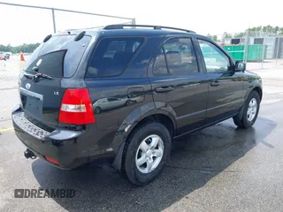 2008 Kia Sorento LX z VIN KNDJD735985838132, wystawiony jako IAAI lot #42281414 z przebiegiem 190 035 mil mil oraz . Historia ofert i sprzedaży dostępna na DreamBid. Obrazek 4.