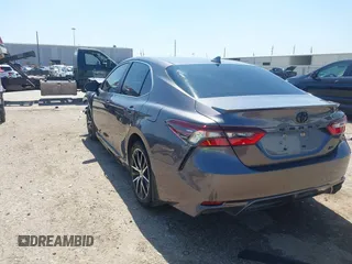 2023 Toyota Camry SE z VIN 4T1G11AK3PU735202, wystawiony jako IAAI lot #41874542 z przebiegiem 54 708 mil mil oraz . Historia ofert i sprzedaży dostępna na DreamBid. Obrazek 3.