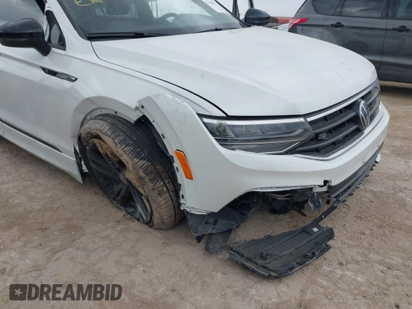 2024 Volkswagen Tiguan SE R-Line Black z VIN 3VVCB7AX3RM111987, wystawiony jako IAAI lot #42148019 z przebiegiem 6 455 mil mil oraz . Historia ofert i sprzedaży dostępna na DreamBid. Obrazek 6.