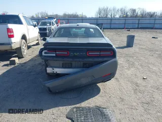 2017 Dodge Challenger SXT z VIN 2C3CDZAG6HH519129, wystawiony jako IAAI lot #41771993 z przebiegiem 56 676 mil mil oraz . Historia ofert i sprzedaży dostępna na DreamBid. Obrazek 16.