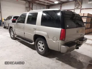 1999 Cadillac Escalade z VIN 1GYEK13RXXR413480, wystawiony jako IAAI lot #41552688 z przebiegiem 214 501 mil mil oraz . Historia ofert i sprzedaży dostępna na DreamBid. Obrazek 3.