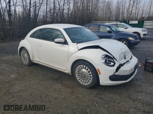2014 Volkswagen Beetle 1.8T z VIN 3VWJ17AT1EM663680, wystawiony jako Copart lot #48163255 z przebiegiem 67 809 mil mil oraz Szkoda całkowita • Salvage title. Historia ofert i sprzedaży dostępna na DreamBid. Obrazek 4.