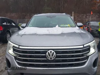 2024 Volkswagen Atlas SE z VIN 1V2HR2CA5RC573575, wystawiony jako IAAI lot #41508927 z przebiegiem 2 647 mil mil oraz . Historia ofert i sprzedaży dostępna na DreamBid. Obrazek 6.
