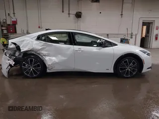 2024 Toyota Prius LE z VIN JTDADABU6R3024846, wystawiony jako IAAI lot #42256141 z przebiegiem 2 840 mil mil oraz . Historia ofert i sprzedaży dostępna na DreamBid. Obrazek 13.