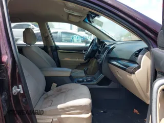 2011 Kia Sorento LX with VIN 5XYKT4A13BG044196, listed as a IAAI auction lot 42080972 with 292,004 mi miles. Bid and sale history available at carsss.com. Image 5.