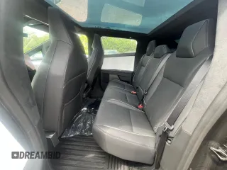 2024 Tesla Cybertruck z VIN 7G2CEHED1RA016631, wystawiony jako Copart lot #57473805 z przebiegiem 5607 mil mil oraz Tytuł czysty. Historia ofert i sprzedaży dostępna na DreamBid. Obrazek 7.