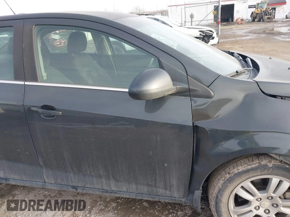 2015 Chevrolet Sonic LT z VIN 1G1JC5SB2F4130329, wystawiony jako IAAI lot #41664224 z przebiegiem 118 566 mil mil oraz . Historia ofert i sprzedaży dostępna na DreamBid. Obrazek 11.