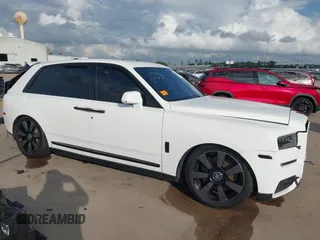 2020 Rolls-Royce Cullinan z VIN SLATV4C05LU200555, wystawiony jako IAAI lot #40801902 z przebiegiem 30 397 mil mil oraz . Historia ofert i sprzedaży dostępna na DreamBid. Obrazek 14.