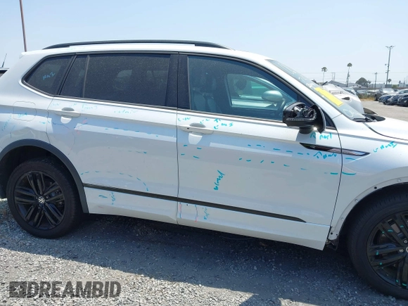 2022 Volkswagen Tiguan SE R-Line Black z VIN 3VVCB7AX1NM078210, wystawiony jako IAAI lot #42374836 z przebiegiem 37 774 mil mil oraz . Historia ofert i sprzedaży dostępna na DreamBid. Obrazek 14.