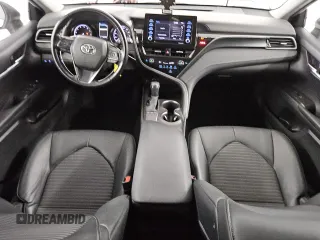 2022 Toyota Camry SE z VIN 4T1G11AKXNU630931, wystawiony jako Copart lot #82355254 z przebiegiem 34 943 mil mil oraz Czysty tytuł • Clean title. Historia ofert i sprzedaży dostępna na DreamBid. Obrazek 8.