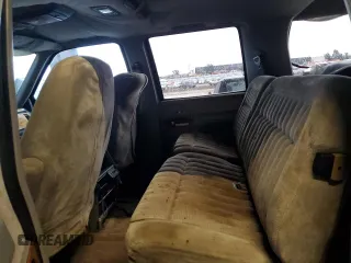 1992 Chevrolet Suburban z VIN 1GNGK26K8NJ330202, wystawiony jako Copart lot #85204074 z przebiegiem 266 388 mil mil oraz Czysty tytuł • Clean title. Historia ofert i sprzedaży dostępna na DreamBid. Obrazek 11.