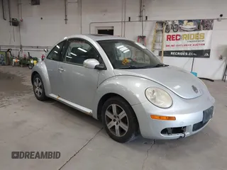 2006 Volkswagen Beetle z VIN 3VWRW31CX6M400716, wystawiony jako IAAI lot #42822403 z przebiegiem 124 638 mil mil oraz . Historia ofert i sprzedaży dostępna na DreamBid. Obrazek 1.
