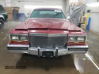 1988 Cadillac Brougham z VIN 1G6DW51Y2JR766782, wystawiony jako Copart lot #83797924 z przebiegiem 63 601 mil mil oraz Szkody całkowita. Historia ofert i sprzedaży dostępna na DreamBid. Obrazek 5.