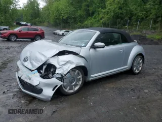 2013 Volkswagen Beetle 2.5L w/Sound/Nav z VIN 3VW5P7ATXDM812019, wystawiony jako Copart lot #56921485 z przebiegiem Nie podano mil oraz Szkoda całkowita • Salvage title. Historia ofert i sprzedaży dostępna na DreamBid. Obrazek 1.