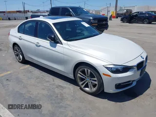 2013 BMW 3 Series 328i xDrive z VIN WBA3B3C56DJ698238, wystawiony jako IAAI lot #42333709 z przebiegiem 82 167 mil mil oraz . Historia ofert i sprzedaży dostępna na DreamBid. Obrazek 1.