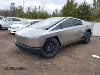 2024 Tesla Cybertruck z VIN 7G2CEHED6RA042416, wystawiony jako IAAI lot #41324245 z przebiegiem 332 mil mil oraz . Historia ofert i sprzedaży dostępna na DreamBid. Obrazek 2.