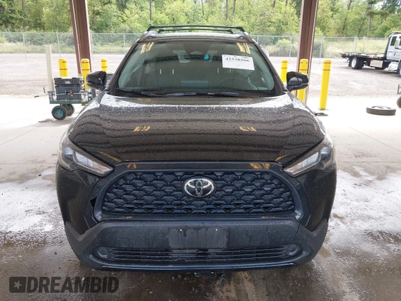 2023 Toyota Corolla Cross LE z VIN 7MUCAABG9PV051438, wystawiony jako IAAI lot #42538566 z przebiegiem 82 437 mil mil oraz . Historia ofert i sprzedaży dostępna na DreamBid. Obrazek 12.