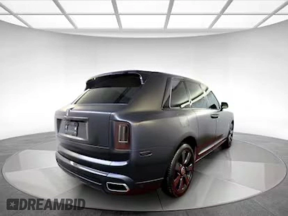2020 Rolls-Royce Cullinan z VIN SLATV4C0XLU201XXX, wystawiony jako Copart lot #59246195 z przebiegiem 48 797 mil mil oraz Tytuł czysty. Historia ofert i sprzedaży dostępna na DreamBid. Obrazek 4.