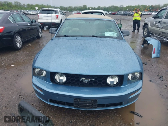 2005 Ford Mustang Deluxe z VIN 1ZVFT84N655195289, wystawiony jako IAAI lot #42182596 z przebiegiem 84 205 mil mil oraz . Historia ofert i sprzedaży dostępna na DreamBid. Obrazek 13.