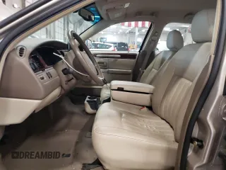 2005 Lincoln Town Car Signature z VIN 1LNHM81W55Y670818, wystawiony jako Copart lot #53279985 z przebiegiem 95 939 mil mil oraz Szkoda całkowita • Salvage title. Historia ofert i sprzedaży dostępna na DreamBid. Obrazek 7.
