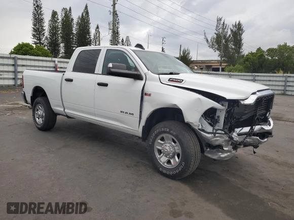 2022 Ram 2500 Tradesman z VIN 3C6UR5CJ2NG441695, wystawiony jako Copart lot #55985655 z przebiegiem 2 632 mil mil oraz Szkoda całkowita • Salvage title. Historia ofert i sprzedaży dostępna na DreamBid. Obrazek 4.