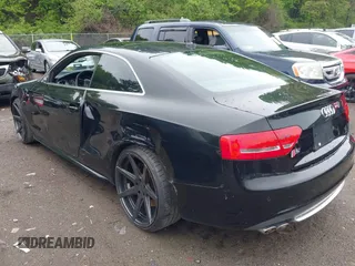 2010 Audi S5 Premium Plus z VIN WAUCVAFR9AA062970, wystawiony jako IAAI lot #42226065 z przebiegiem 128 747 mil mil oraz . Historia ofert i sprzedaży dostępna na DreamBid. Obrazek 3.