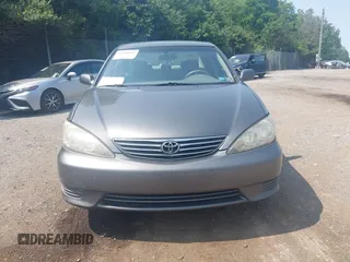 2005 Toyota Camry LE z VIN 4T1BE30K85U532198, wystawiony jako IAAI lot #42409116 z przebiegiem 195 153 mil mil oraz . Historia ofert i sprzedaży dostępna na DreamBid. Obrazek 6.
