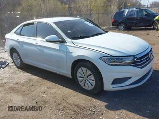 2020 Volkswagen Jetta S z VIN 3VWCB7BUXLM042951, wystawiony jako IAAI lot #42012007 z przebiegiem 61 806 mil mil oraz . Historia ofert i sprzedaży dostępna na DreamBid. Obrazek 1.
