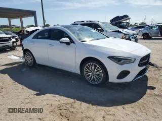 2025 Mercedes-Benz CLA 250 z VIN W1K5J4GB4SN522417, wystawiony jako Copart lot #56221135 z przebiegiem 17 314 mil mil oraz Tytuł czysty. Historia ofert i sprzedaży dostępna na DreamBid. Obrazek 4.