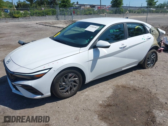 2024 Hyundai Elantra SEL z VIN KMHLM4DG1RU721834, wystawiony jako IAAI lot #41989186 z przebiegiem 19 877 mil mil oraz . Historia ofert i sprzedaży dostępna na DreamBid. Obrazek 17.