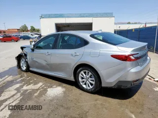 2025 Toyota Camry LE z VIN 4T1DAACKXSU033239, wystawiony jako Copart lot #58013215 z przebiegiem 17 008 mil mil oraz Czysty tytuł • Clean title. Historia ofert i sprzedaży dostępna na DreamBid. Obrazek 2.