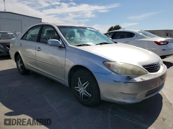2005 Toyota Camry STD z VIN 4T1BE32K55U410458, wystawiony jako Copart lot #61082745 z przebiegiem 242 261 mil mil oraz Szkoda całkowita • Salvage title. Historia ofert i sprzedaży dostępna na DreamBid. Obrazek 4.