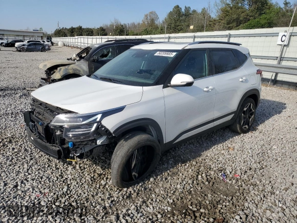 2024 Kia Seltos SX z VIN KNDETCA74R7475682, wystawiony jako Copart lot #50209985 z przebiegiem 34 847 mil mil oraz Szkoda całkowita • Salvage title. Historia ofert i sprzedaży dostępna na DreamBid. Obrazek 1.
