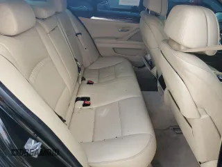 2015 BMW 5 Series 550i z VIN WBAKN9C5XFD960897, wystawiony jako Copart lot #68175054 z przebiegiem 164 761 mil mil oraz Czysty tytuł • Clean title. Historia ofert i sprzedaży dostępna na DreamBid. Obrazek 10.