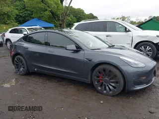 2021 Tesla Model 3 Performance z VIN 5YJ3E1EC3MF056187, wystawiony jako IAAI lot #42372230 z przebiegiem 56 679 mil mil oraz . Historia ofert i sprzedaży dostępna na DreamBid. Obrazek 13.