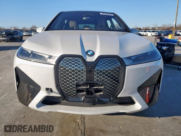 2024 BMW iX xDrive50 z VIN WB523CF08RCP70639, wystawiony jako Copart lot #46369565 z przebiegiem 13 783 mil mil oraz Czysty tytuł • Clean title. Historia ofert i sprzedaży dostępna na DreamBid. Obrazek 5.