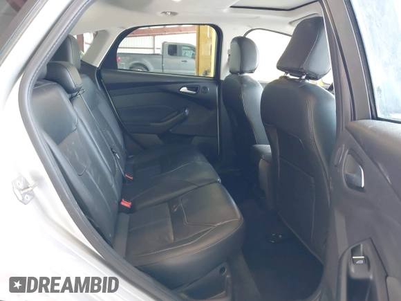 2017 Ford Focus Titanium z VIN 1FADP3N2XHL288103, wystawiony jako IAAI lot #42573844 z przebiegiem 128 952 mil mil oraz . Historia ofert i sprzedaży dostępna na DreamBid. Obrazek 8.