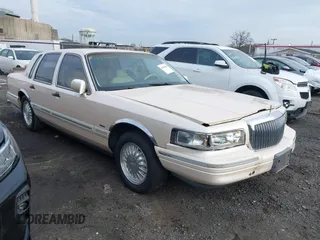 1995 Lincoln Town Car Cartier z VIN 1LNLM83W4SY680923, wystawiony jako IAAI lot #41996384 z przebiegiem 171 280 mil mil oraz . Historia ofert i sprzedaży dostępna na DreamBid. Obrazek 1.