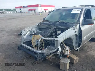 2002 GMC Envoy SLE z VIN 1GKDS13S122357410, wystawiony jako IAAI lot #42355556 z przebiegiem Nie podano mil oraz . Historia ofert i sprzedaży dostępna na DreamBid. Obrazek 6.