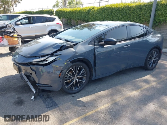 2023 Toyota Prius LE z VIN JTDADABU6P3001399, wystawiony jako IAAI lot #42137395 z przebiegiem 37 716 mil mil oraz . Historia ofert i sprzedaży dostępna na DreamBid. Obrazek 2.